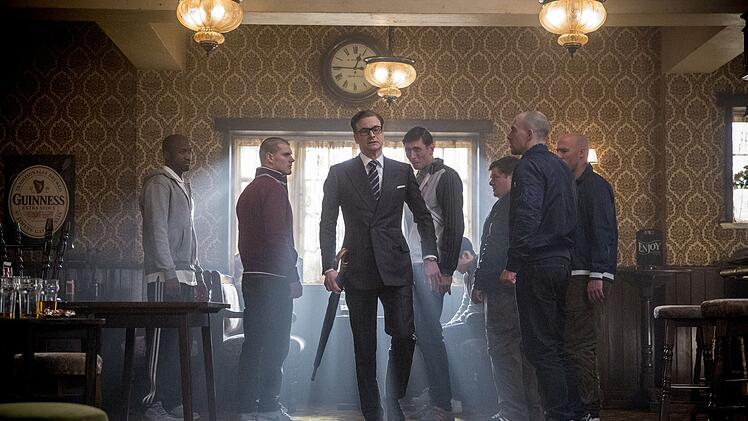 Bevor Gary seine Ausbildung zum "Kingsman" beginnen kann, muss Agent Harry (Colin Firth, Mitte) ihn erst noch vor einer Schl&auml;gerei in einem Pub bewahren.