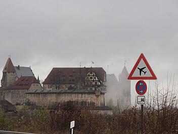 Warnung vor Flugzeugen - oder Warnung für Flugzeuge? Wenn die Wolken tief hängen, umwabern sie nicht nur die Veste, sondern auch den Tower auf der Brandensteinsebene. Dort muss die Sicht am Samstagmittag extrem schlecht gewesen sein.