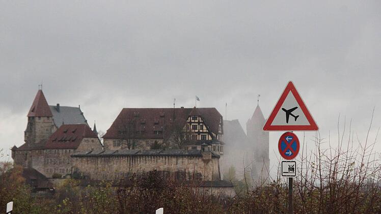 Warnung vor Flugzeugen - oder Warnung für Flugzeuge? Wenn die Wolken tief hängen, umwabern sie nicht nur die Veste, sondern auch den Tower auf der Brandensteinsebene. Dort muss die Sicht am Samstagmittag extrem schlecht gewesen sein.