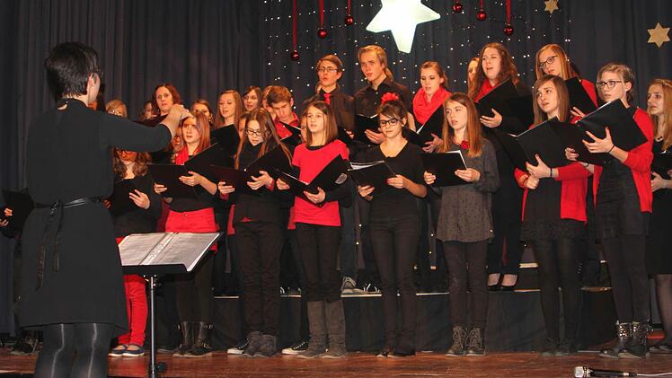 Der Jugendchor Cantarella, in dem neben den Mädchen auch fänf Jungen mit Begeisterung dabei sind.