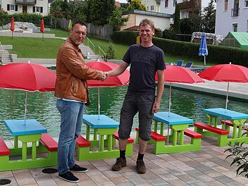 Bürgermeister Thomas Hack (links) bedankt sich bei Ullrich Weifenbach für die Spende fürs Naturbad Aura. Foto: privat