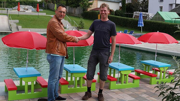 Bürgermeister Thomas Hack (links) bedankt sich bei Ullrich Weifenbach für die Spende fürs Naturbad Aura. Foto: privat