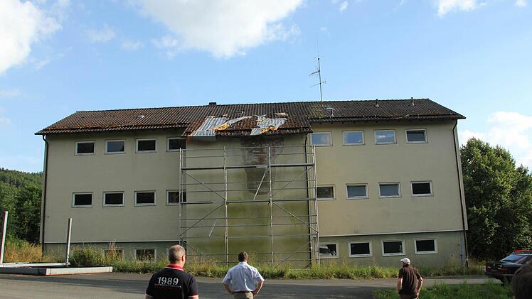 Beim alten Schulhaus in Zeyern stockt die Sanierung seit langer Zeit.