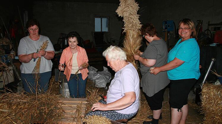 Die Erntekrone wird aus mehreren Getreidearten gebunden. Sie wird beim Festgottesdienst in der St.-Heinrich-Kirche stehen. Von links: Regina Fehn, Ilse Neubauer, Gunda Melzer, Anke Weiß und Ortsbäuerin Angelika Melzer  Foto: Karl-Heinz Hofmann
