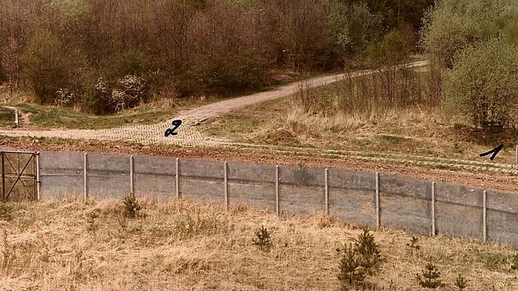 Der Tatort: Das Grenztor zwischen Schweickers- und Ermershausen: Nummer 1 (unterm Busch) zeigt den Unterstand, von wo aus das Fluchtdrama seinen Anfang nahm. Archivfoto: Grenzpolizei Maroldsweisach