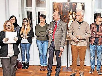 Grazyna Sadura (links) sprach über die Bilder ihres Vaters Hendryk Skumillo, die jetzt im Heimatspielhaus gezeigt werden. Martin Kuchler (5. von links), der Vorsitzende des Heimatspielhaus-Vereins, zeigte sich begeistert von dieser Ausstellung.  Foto: Dieter Britz