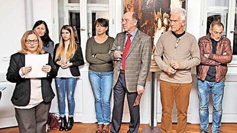 Grazyna Sadura (links) sprach über die Bilder ihres Vaters Hendryk Skumillo, die jetzt im Heimatspielhaus gezeigt werden. Martin Kuchler (5. von links), der Vorsitzende des Heimatspielhaus-Vereins, zeigte sich begeistert von dieser Ausstellung.  Foto: Dieter Britz