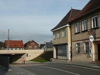 Für das letzte Haus in der Reihe vor der Unterführung (vom Marktplatz kommend) steht eine Entscheidung an.  Foto: R. Popp