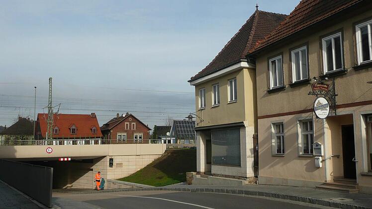 Für das letzte Haus in der Reihe vor der Unterführung (vom Marktplatz kommend) steht eine Entscheidung an.  Foto: R. Popp