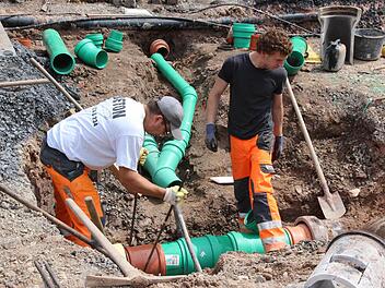 Die Arbeiter haben mit einem Gewirr von Rohren und Hausanschlüssen zu kämpfen.  Foto: Friedwald Schedel