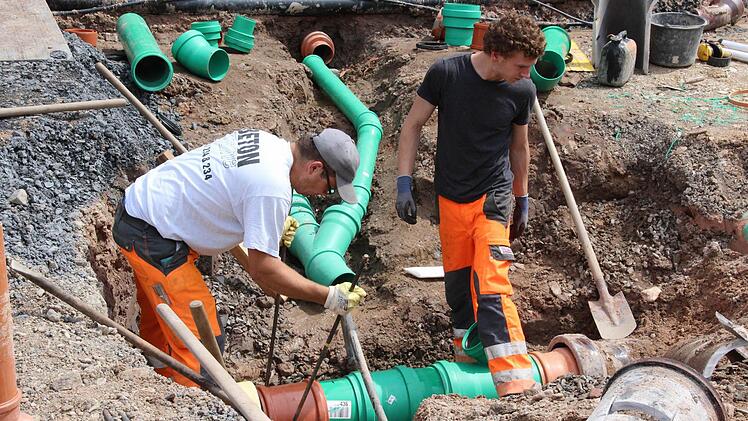 Die Arbeiter haben mit einem Gewirr von Rohren und Hausanschlüssen zu kämpfen.  Foto: Friedwald Schedel