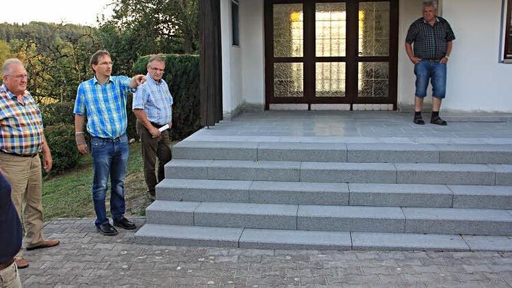 Treppe und Vorplatz am Leichenhaus des Friedhofes in Dippach erstrahlen im neuen Glanz, wie Bürgermeister Wolfram Thein (2. Von links) zeigte. Foto: Helmut Will