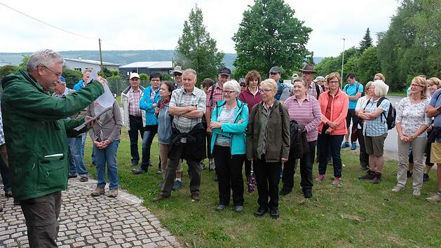B&uuml;rgermeister Peter Hart brachte an der Franzosenkapelle deren Entstehungsgeschichte n&auml;her.  Foto: Gerd Schaar