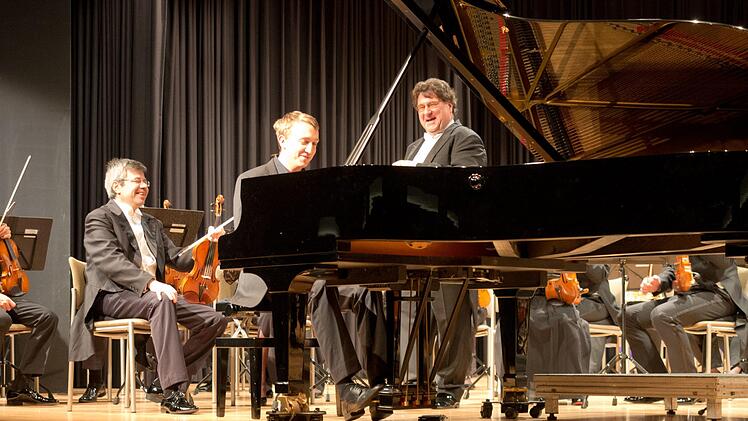 Gute Stimmung: Hier stimmt das Arbeitsklima - die Hofer Symphoniker mit Gastdirigent Johannes Wildner und Pianist Fabian Müller. Foto: Nicole Julien-Mann