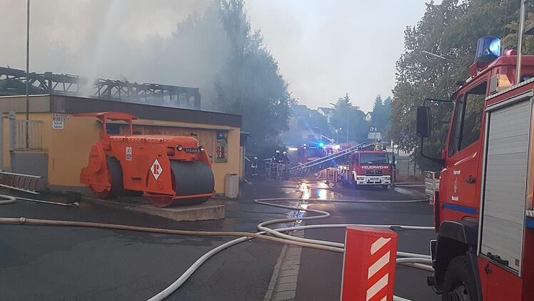 Am Mittwochabend fing die Lagerhalle Feuer. Foto: NEWS5