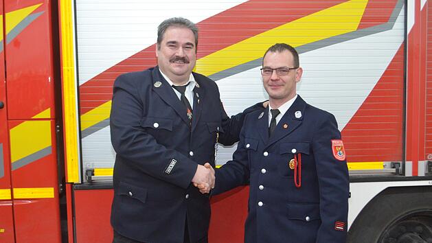Der scheidende Kommandant Stefan Sixt (links) gratuliert seinem Nachfolger Timo St&ouml;ber. Sixt gibt nach 23 Jahren das Amt ab. Foto: Andreas Lomb