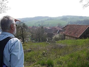Rainer Malsch, einer der Tourenguides beim Anwandern der Initiative Rodachtal, schaut schon mal, wo er mit seiner Gruppe hinlaufen k&ouml;nnte. - Foto: Berthold K&ouml;hler
