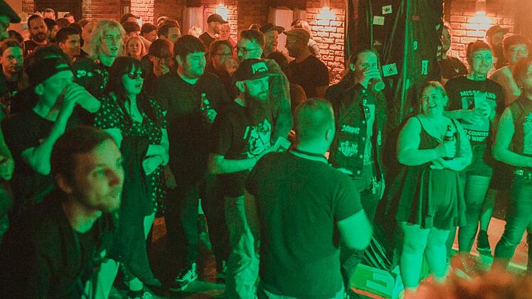 Konzertbesucher in Bamberg sollen T-Shirts nicht ausziehen - Veranstalter erklärt, warum