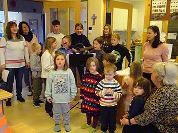 Mit Liedern danken die Hort- und Kindergartenkinder jenen, die sie übers Jahr hinweg erfreut und unterstützt haben.