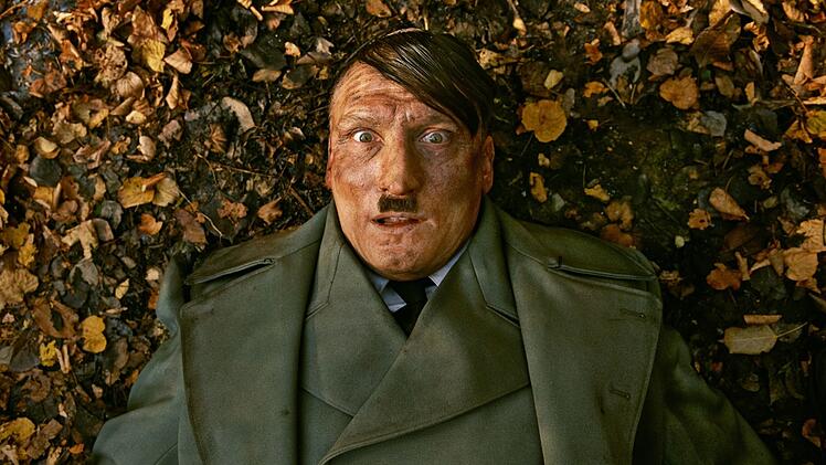 Eine Erkl&auml;rung hat Adolf Hiler (Oliver Masucci) nicht. Irgendwann nimmt er es einfach als F&uuml;gung hin: "Er ist wieder da", im Jahr 2014.
