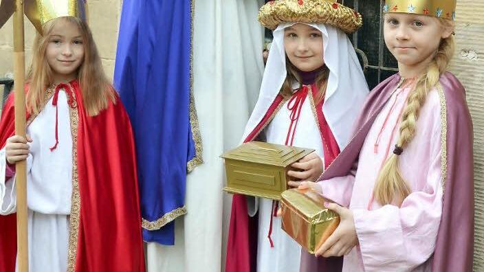Zusammen mit Sternträgerin Hannah Weiß (links) schreiben die Sternsinger Maja Thron, Jana Schlee und Nicole Krump (von rechts) ihr 20+C+M+B+13 an die Tür des Pfarrhauses.
