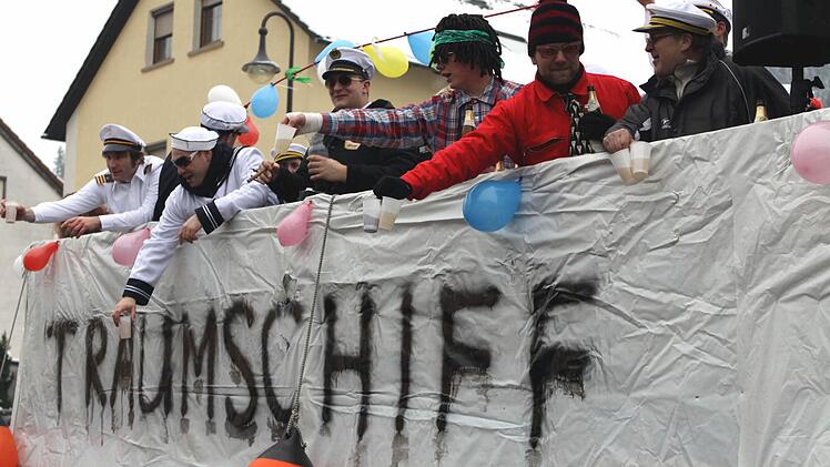 Der Faschingsumzug wurde vom Traumschiff angeführt.  Fotos: Michael Wunder