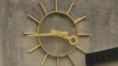 Tickt wieder richtig: Die Uhr am Coburger Postgebäude.