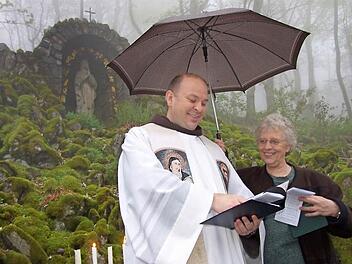 Pater Stanislaus und Silvja Mathes während der diesjährigen Marienandacht an der Grotte am Kreuzberg.Foto: Marion Eckert