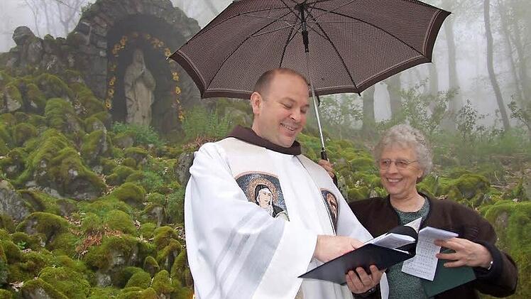Pater Stanislaus und Silvja Mathes während der diesjährigen Marienandacht an der Grotte am Kreuzberg.Foto: Marion Eckert