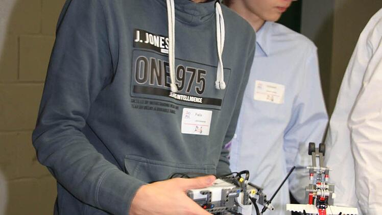 Felix Engelhardt hat den Roboter noch einmal schnell umprogrammiert und möchte jetzt ausprobieren, ob der Roboter das Flugzeug auslösen kann.