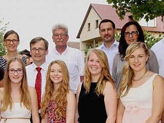 Als Schulbeste oder Fächerbeste wurden ausgezeichnet: Fabian Düring, Hannah Schott, Lena Brandenburg, Celina Vollkommer, Rebecca Krug und Schulbeste Marika Hartmann (vone von links). Mit auf dem Bild sind die Vertreter der Schule, der Gemeinden und der Firmen, die die Preise stifteten.  Foto: Günther Geiling