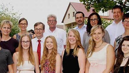Als Schulbeste oder Fächerbeste wurden ausgezeichnet: Fabian Düring, Hannah Schott, Lena Brandenburg, Celina Vollkommer, Rebecca Krug und Schulbeste Marika Hartmann (vone von links). Mit auf dem Bild sind die Vertreter der Schule, der Gemeinden und der Firmen, die die Preise stifteten.  Foto: Günther Geiling