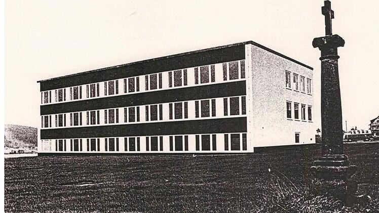 Als Schule im Grünen wurde 1965/1966 das Schulgebäude in Reitsch erbaut. Die Marterl vorne rechts steht auch heute noch und wurde in die grünen Außenanlagen integriert.  Foto: K.- H. Hofmann