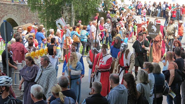 Impressionen vom historischen Umzug von der alten Saalebrücke bis zum Marktplatz. Foto: Doris Bauer