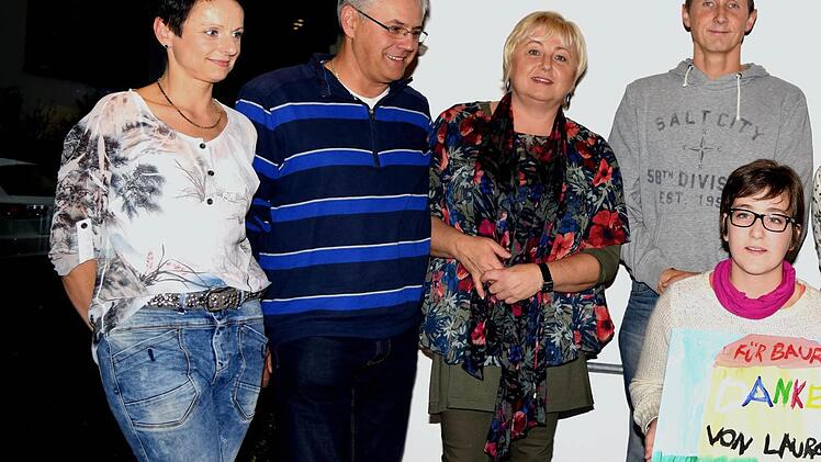 Die Gesch&auml;ftsleitung, der Betriebsrat, die Vorgesetzten und alle Mitarbeiter der Firma Baur hatten 5000 Euro Spendengelder zusammengetragen. Daf&uuml;r bedankte sich Laura Staniszewski mit einem selbstgemalten Bild. Foto: Dieter Radziej