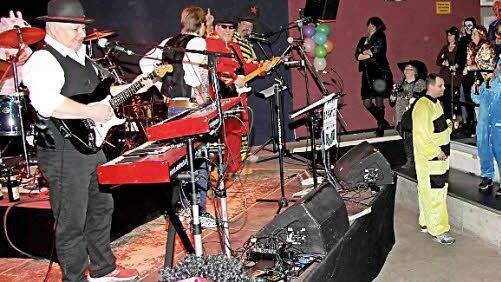 Mit Schlagern zum Mitsingen heizten "Die Schmitz" den Abend an.  Fotos: Richard Sänger