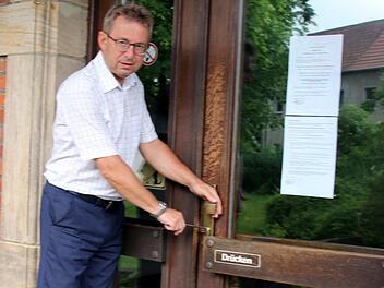 Für die Bevölkerung verschlossen bleiben die Türen des Weitramsdorfer Rathauses in dieser Woche. Die Verwaltung zieht wegen der Sanierung des Gebäudes bis Februar 2018 in die alte Weidacher Schule um. Dort wird Bürgermeister Wolfgang Bauersachs nach Pfingsten seine Amtsgeschäfte wieder offiziell aufnehmen. Foto: Bettina Knauth