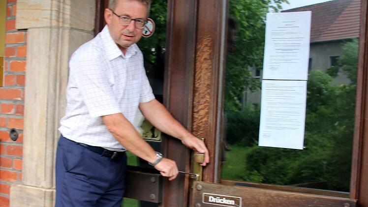 Für die Bevölkerung verschlossen bleiben die Türen des Weitramsdorfer Rathauses in dieser Woche. Die Verwaltung zieht wegen der Sanierung des Gebäudes bis Februar 2018 in die alte Weidacher Schule um. Dort wird Bürgermeister Wolfgang Bauersachs nach Pfingsten seine Amtsgeschäfte wieder offiziell aufnehmen. Foto: Bettina Knauth