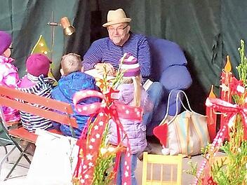 Die Kinder h&ouml;ren dem M&auml;rchenonkel zu. Foto: privat
