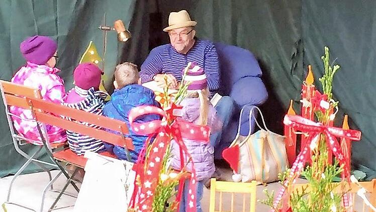 Die Kinder h&ouml;ren dem M&auml;rchenonkel zu. Foto: privat