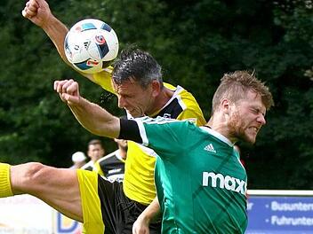 Weil Daniel Miklisch (links, hier gegen TSV Neudrossenfeld II) unberechtigt für den FC Trogen auflief, könnten dem Verein 15 Punkte aberkannt werden.  Foto: Limmer/Archiv