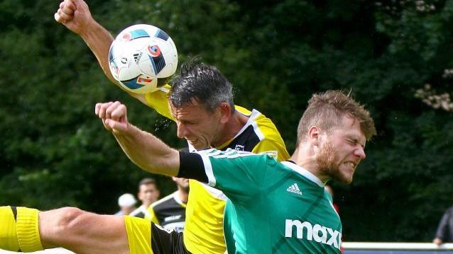 Weil Daniel Miklisch (links, hier gegen TSV Neudrossenfeld II) unberechtigt für den FC Trogen auflief, könnten dem Verein 15 Punkte aberkannt werden.  Foto: Limmer/Archiv