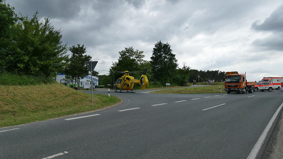 Missglückter Überholvorgang im Kreis Neustadt/Aisch: Motorradfahrer schwer verletzt