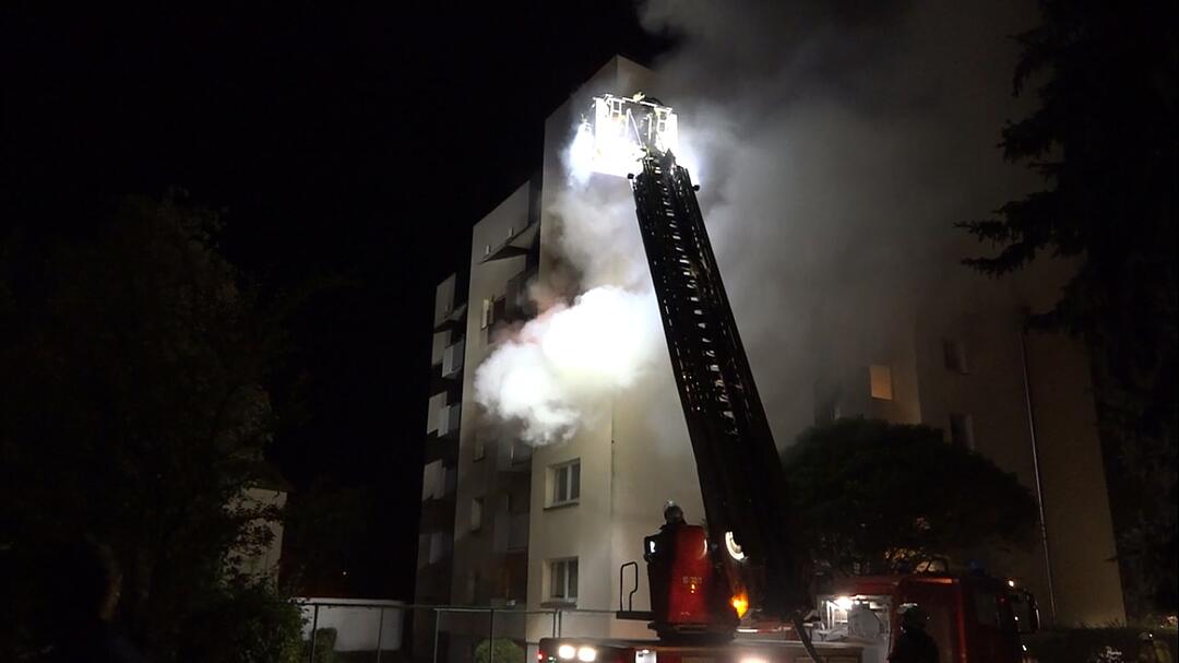 Bamberg: Brand in Mehrfamilienhaus - Feuerwehr findet leblosen Bewohner
