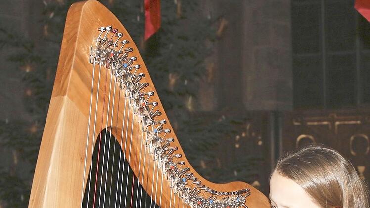 Anne Trapp mit ihrer Harfe