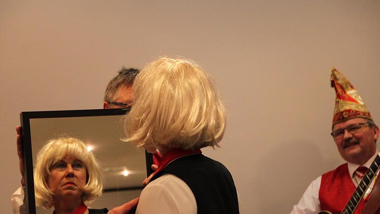 Almuth Bauer mimt die Kurdirektorin: Spieglein, Spieglein an der Wand, wer hat die schönsten Heilquellen im Land? Foto: Ulrike Müller