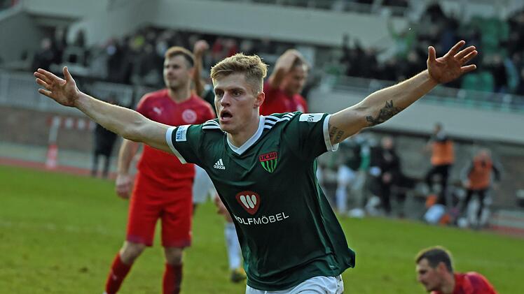 Matchwinner: Der eingewechselte Schweinfurter Florian Pieper dreht nach seinem vierten Tor gegen den TSV 1860 Rosenheim jubelnd in Richtung Fankurve ab.  Foto: Dominik Gro&szlig;pietsch