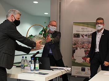 Außergewöhnlich herzlich wurde Kämmerer Leo Romeis vom Stadtrat verabschiedet. 2. Bürgermeister Jürgen Pfister (von links) überreichte ihm einen Präsentkorb. Zuvor hatte Bürgermeister Jochen Vogel würdigende Worte gesprochen. Foto: Ulrike Müller