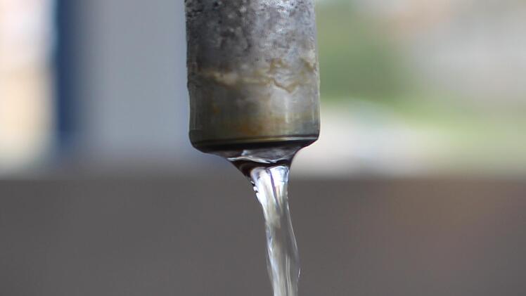 Das Wasser aus der Erde verspricht eine echte Heilwirkung. Foto: Julia Raab