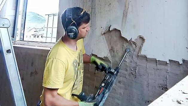 Sven Nu&szlig;gr&auml;ber in Arbeitskluft und beim Putzabschlagen in einem vom Hochwasser schwer besch&auml;digten Haus. Foto: privat